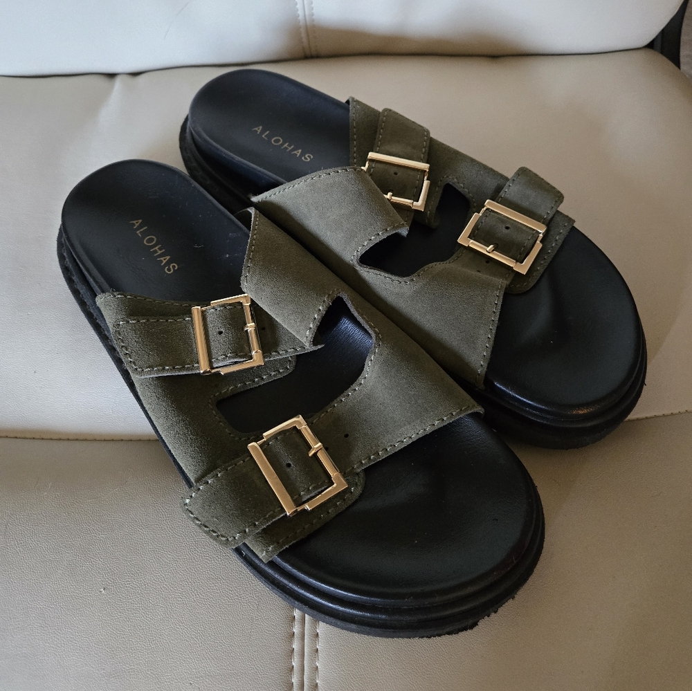 Alohas Olive Green Buckle Embellished Suede Sandal